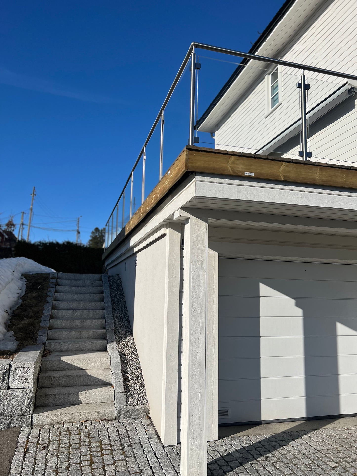 1 løpemeter av ferdig montert glassrekkverk