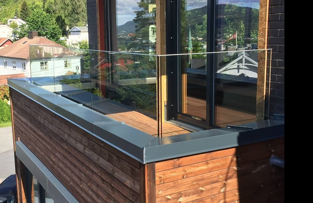 1 løpemeter av ferdig montert glassrekkverk Helglass toppmontert 17,52mm