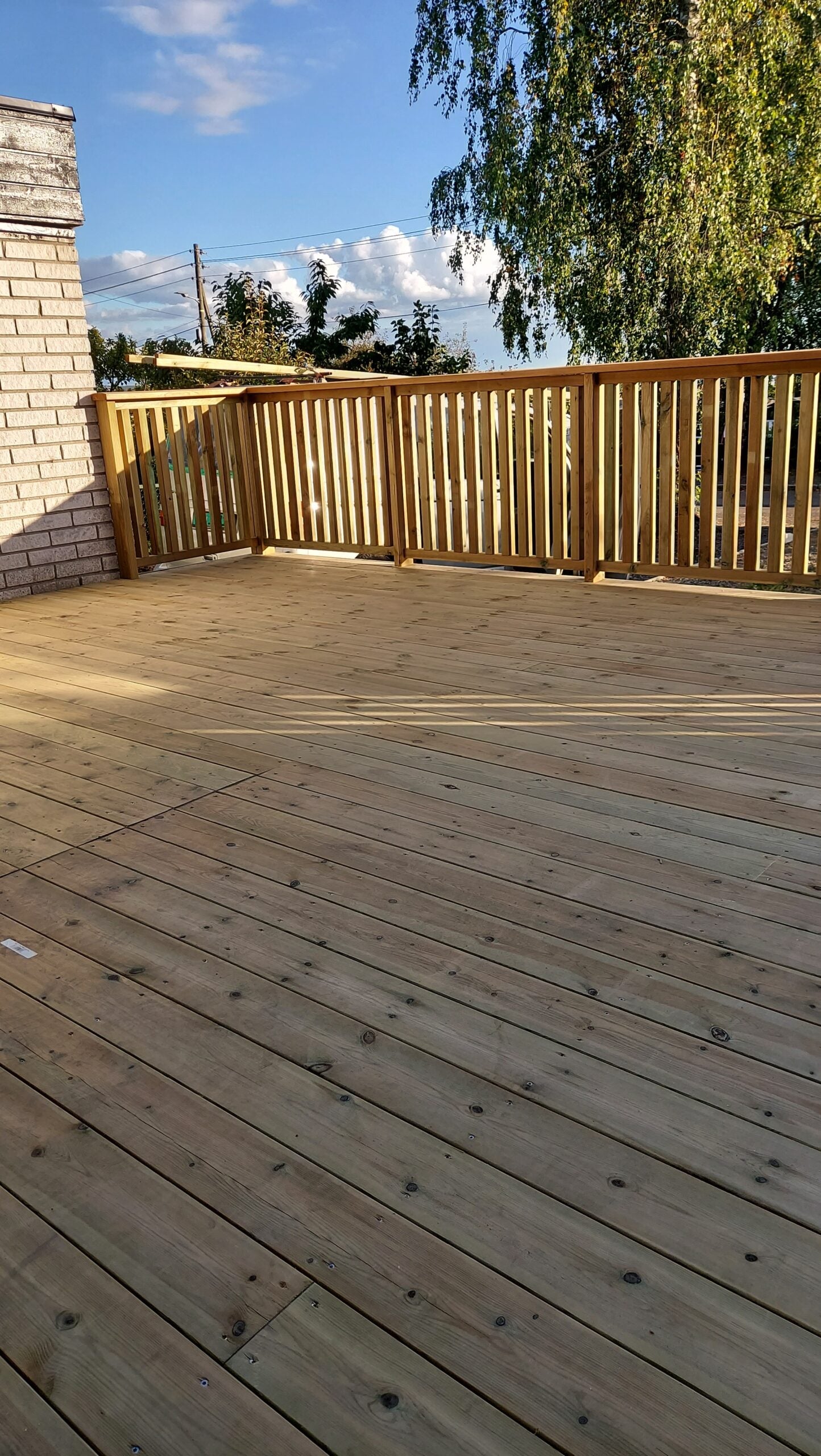 Levegg eller rekkverk opptil 50 m2, dekket på en side.