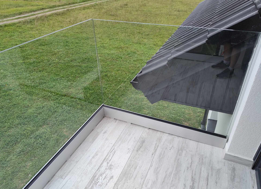 1 løpemeter av ferdig montert glassrekkverk Helglass toppmontert 17,52mm